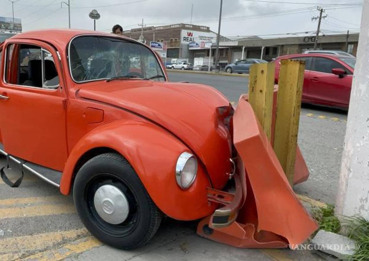$!Una falla en los frenos provocó que el auto chocara contra barrera y un poste.