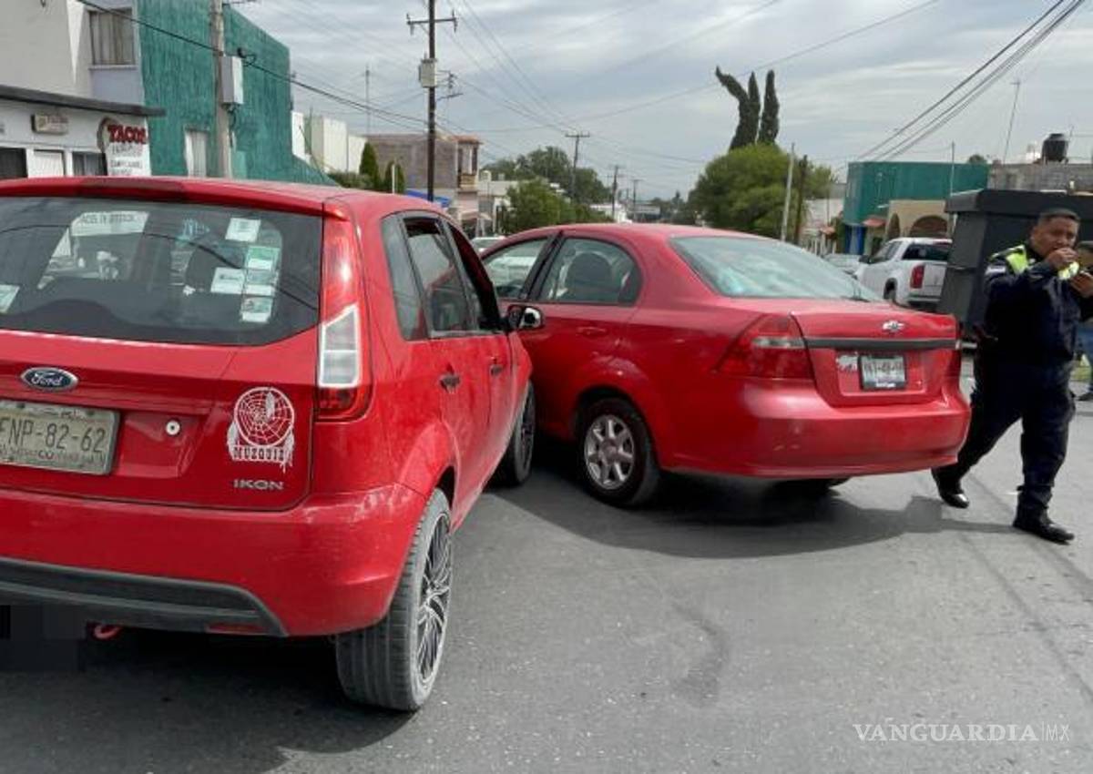 $!El Chevrolet Aveo se incorporó sin precaución, causando el choque con un Ford Fiesta.