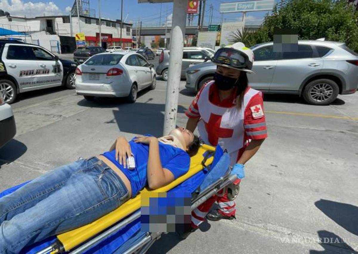 $!Dana Guadalupe fue trasladada por paramédicos al Hospital General tras el atropellamiento.