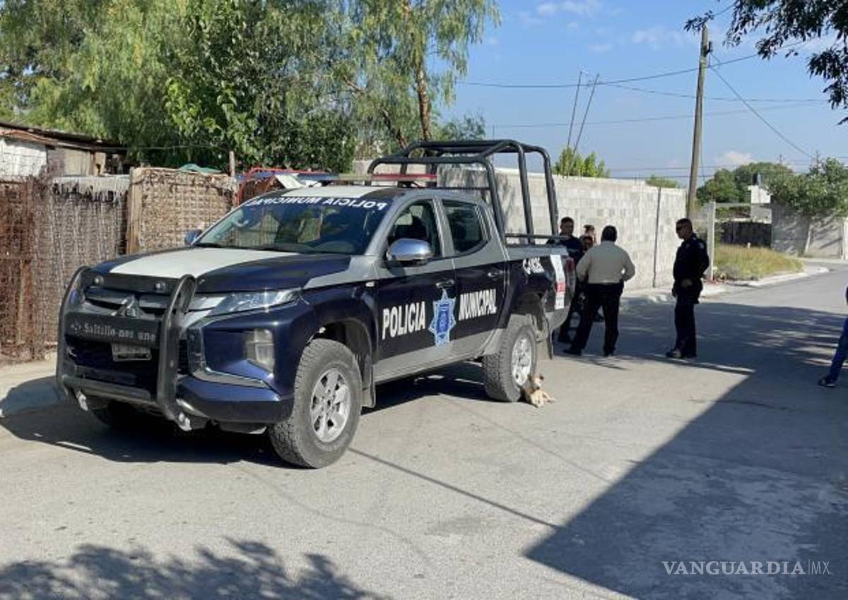 $!Elementos de la Policía Municipal acudieron al domicilio de la colonia Postal Cerritos tras el reporte de un hombre inconsciente.