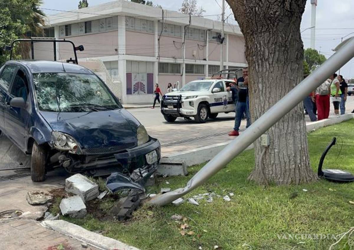 $!Una luminaria impidió que el vehículo avanzara más y prensara a las víctimas contra una pared, evitando consecuencias mayores.