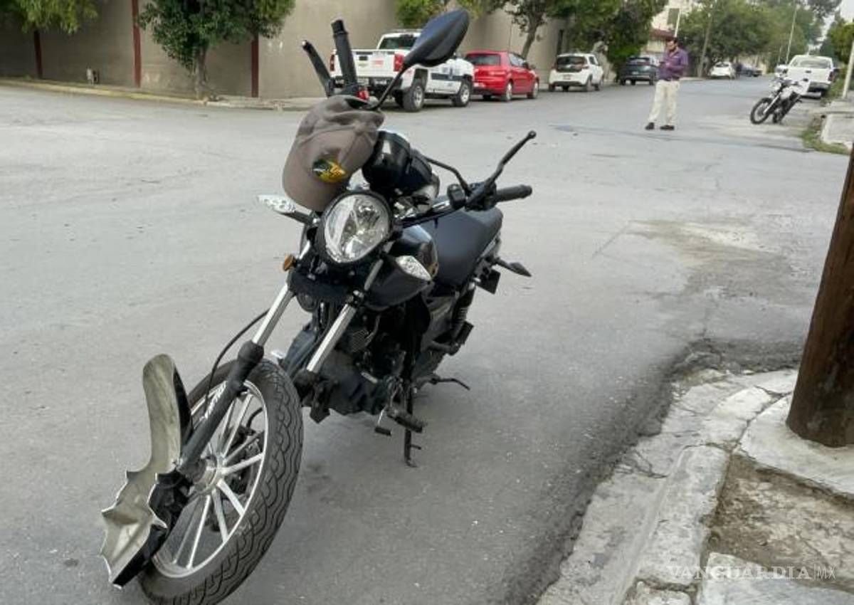 $!La motocicleta derrapó tras el impacto con un automóvil Volkswagen Gol.