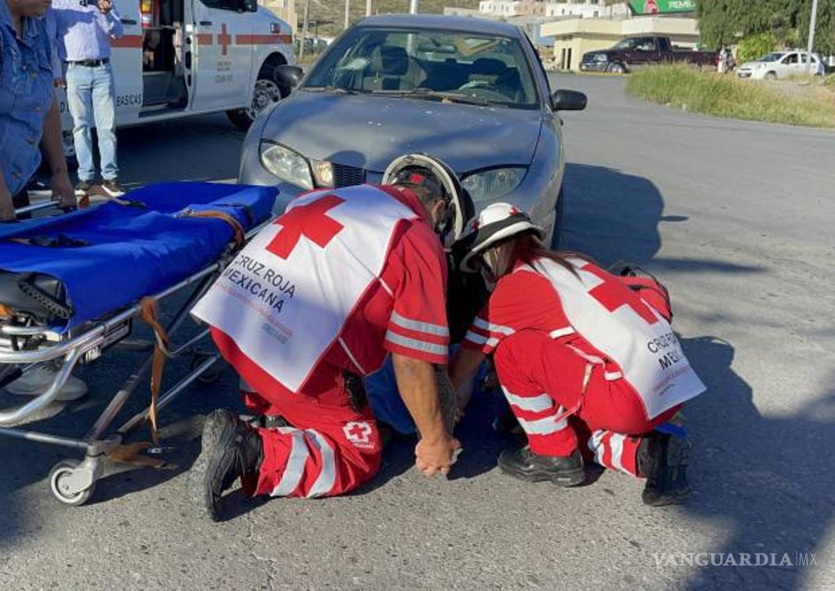 $!Personal de la Cruz Roja valoró a la menor a bordo de la ambulancia.