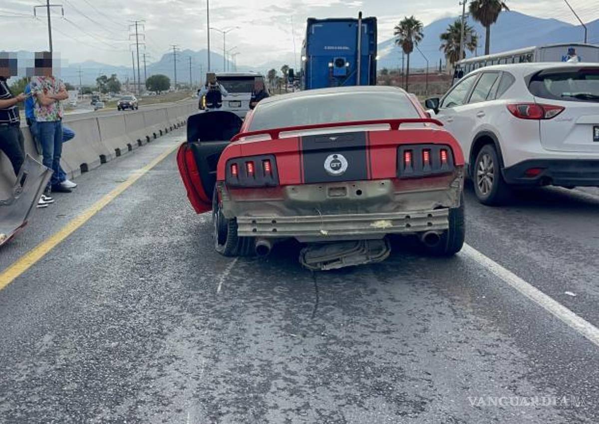 $!El conductor y sus acompañantes resultaron ilesos, pese a los daños materiales.