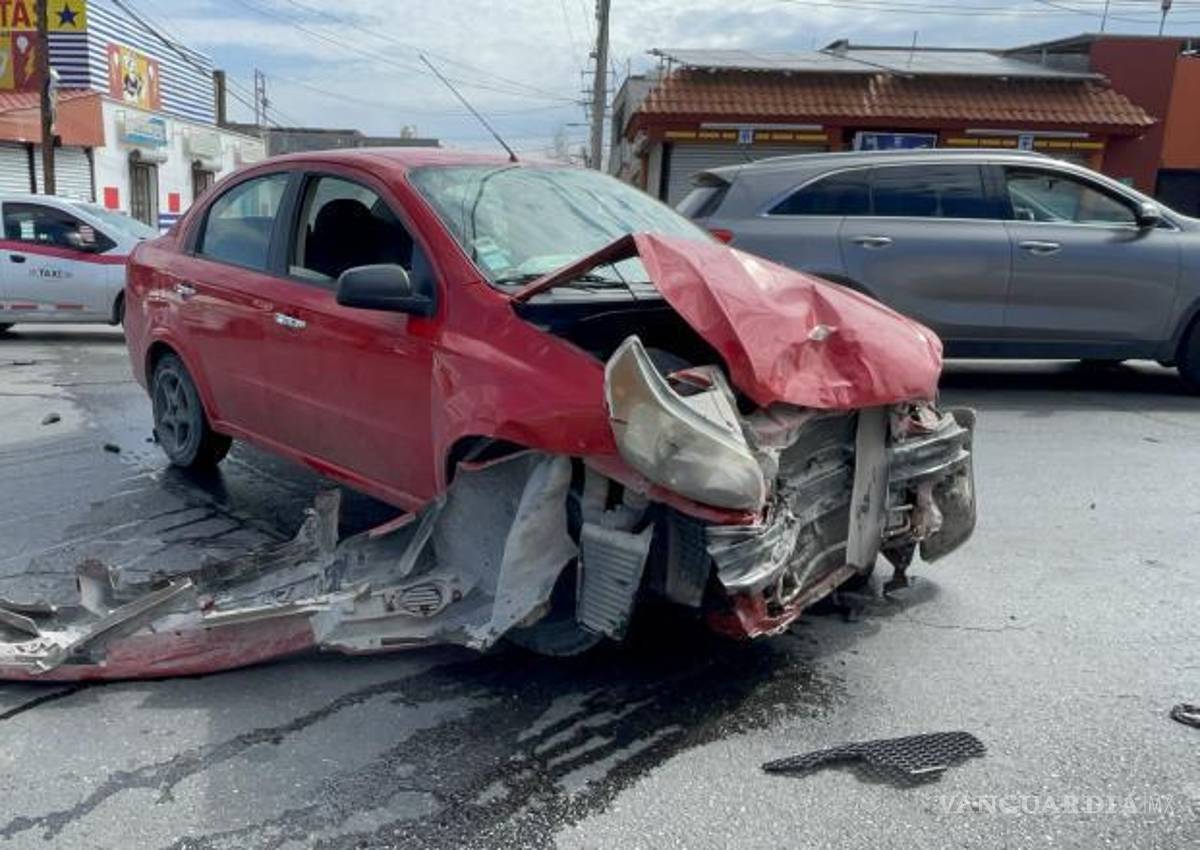 $!El Aveo quedó con el frente dañado tras impactar a la camioneta en el centro de la ciudad.