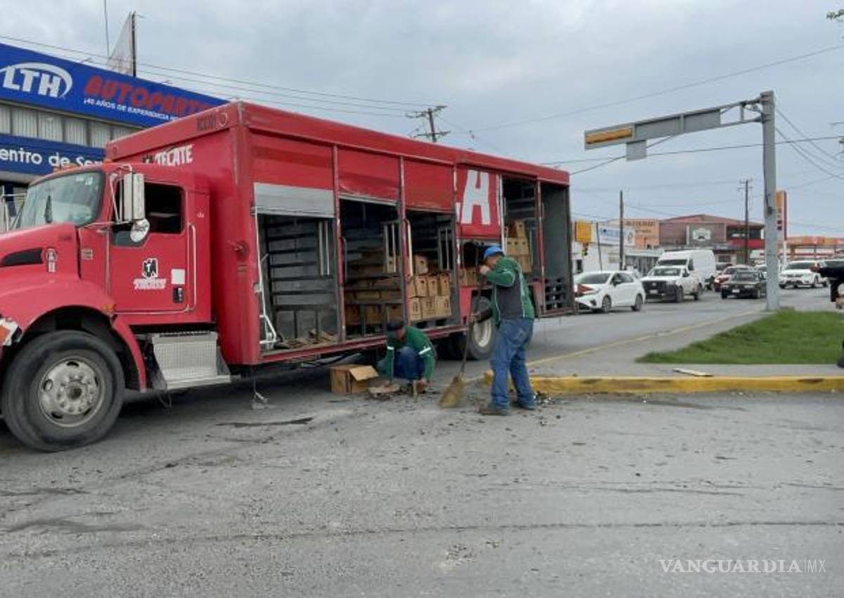$!Personal del camión repartidor se encargó de limpiar y barrer el cristal para evitar riesgos a otros conductores.