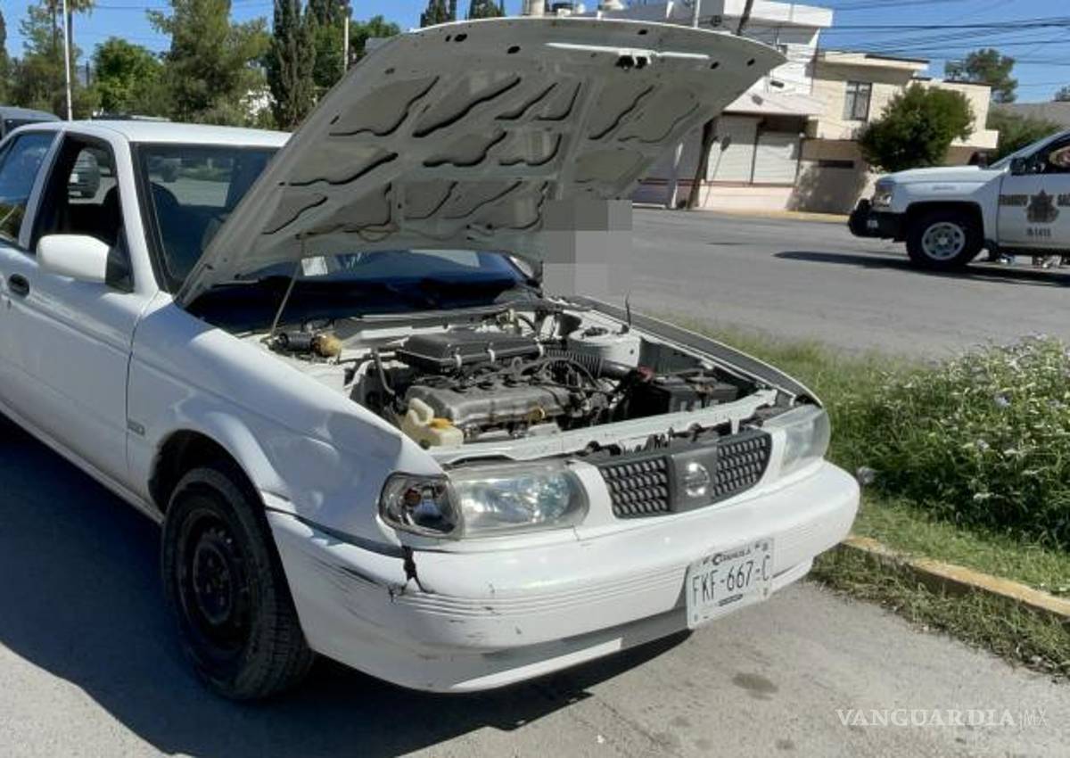 $!El conductor del Nissan Tsuru no logró evitar el choque pese a intentar frenar.