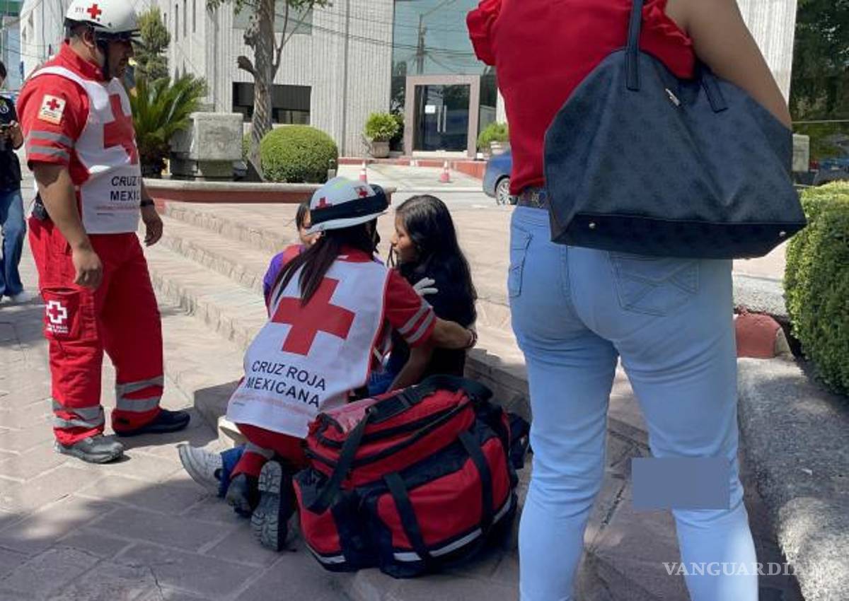 $!Paramédicos de la Cruz Roja atendieron a la joven atropellada en el bulevar Venustiano Carranza.