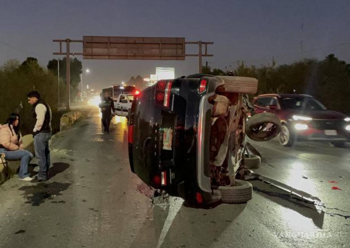 $!La camioneta Dodge Journey terminó volcada tras que el conductor se quedara dormido.