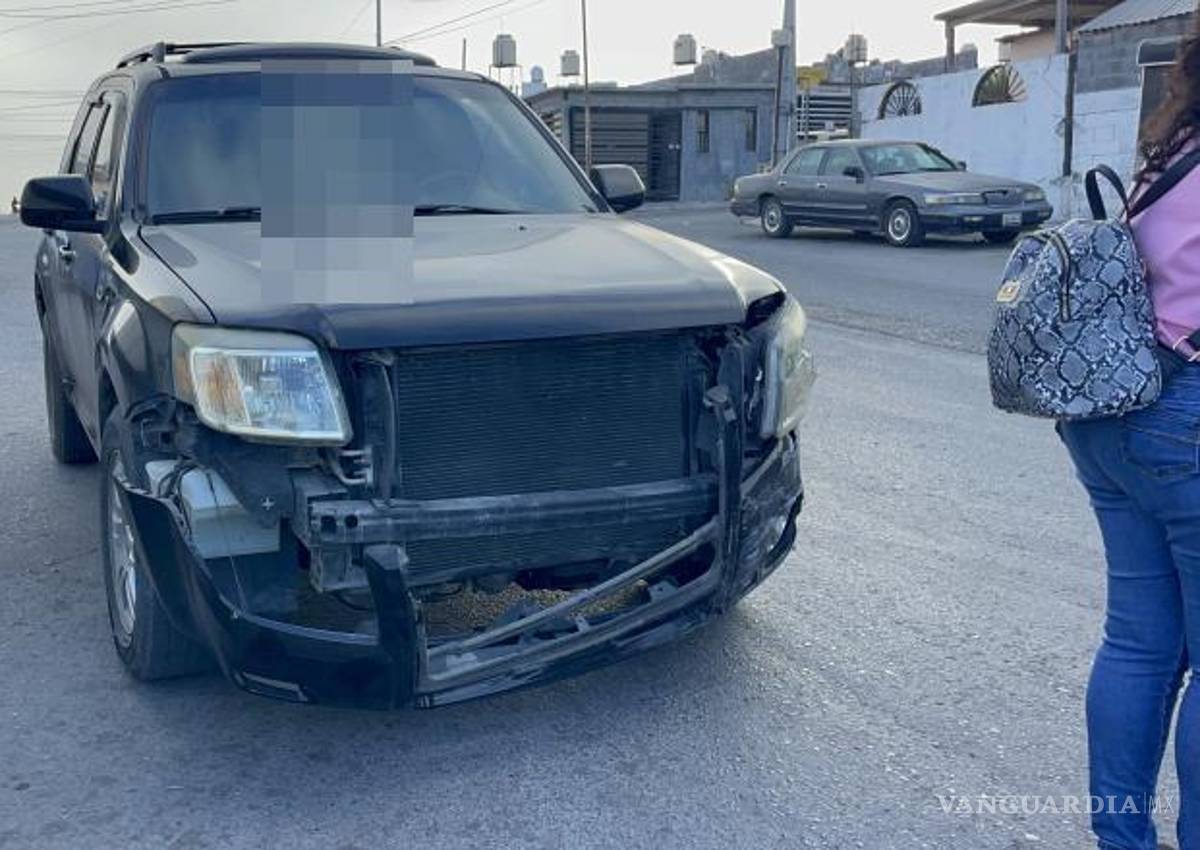 $!La camioneta Mariner impactó un Chevrolet Aveo en la colonia Misión Cerritos.