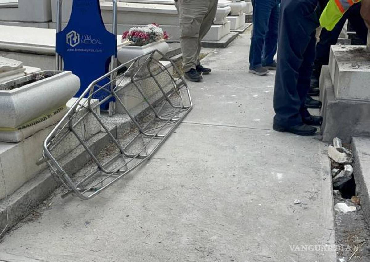 $!Las maniobras de rescate incluyeron la instalación de un tripié con poleas y cuerdas para extraer al joven de manera segura en esta canastilla metálica.