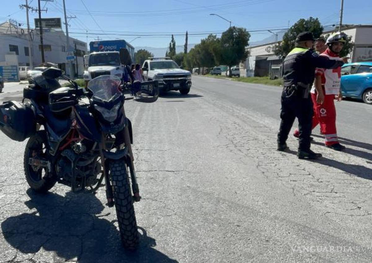 $!La motocicleta en la que viajaba la pareja impactó contra un automóvil al incorporarse sin precaución.