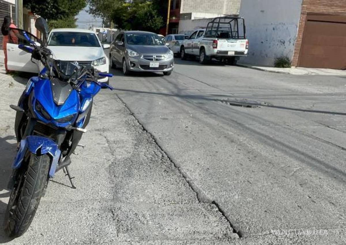 Se estrella motociclista contra taxi al rebasar en carril contrario al oriente de Saltillo