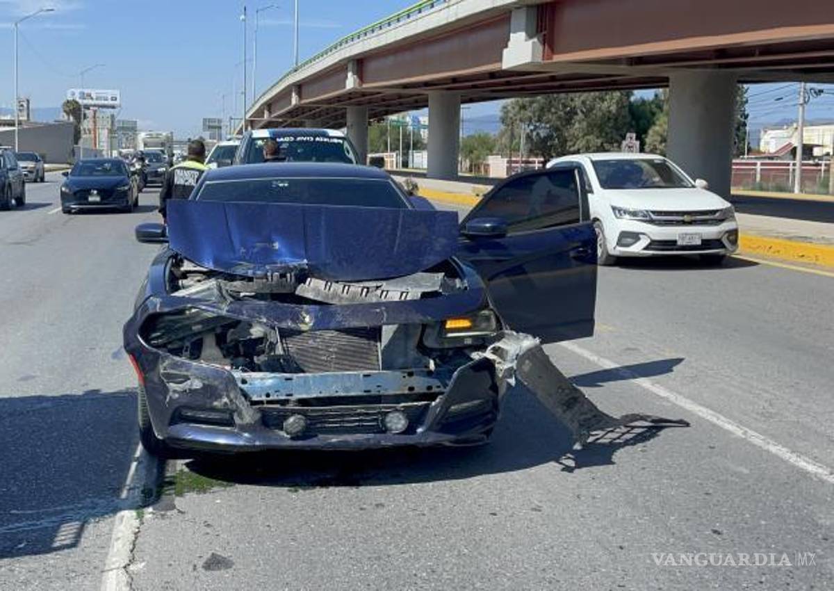 $!El segundo choque se registró cuando un Honda City se detuvo para evitar el primer percance y fue golpeado por una camioneta Chevrolet.