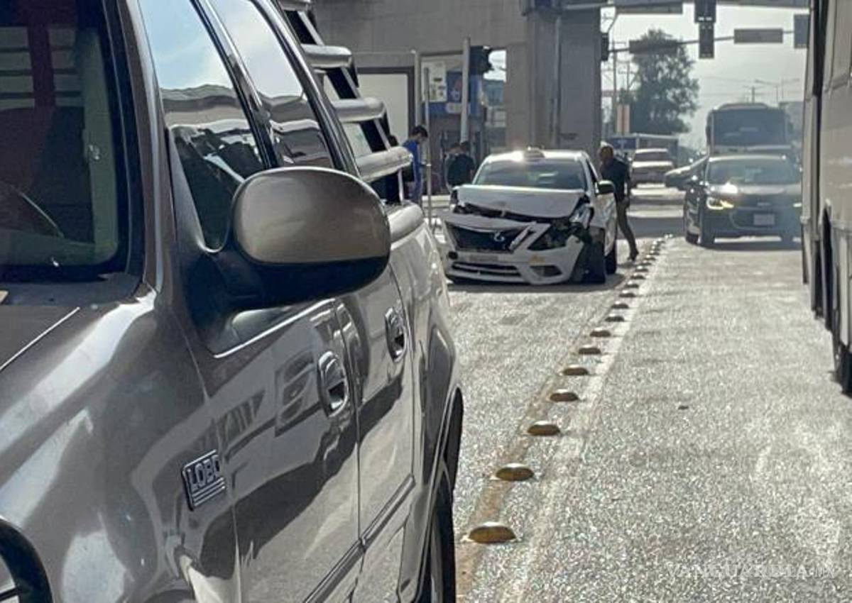 $!Ambos conductores acordaron contactar a sus aseguradoras para cubrir los daños materiales.