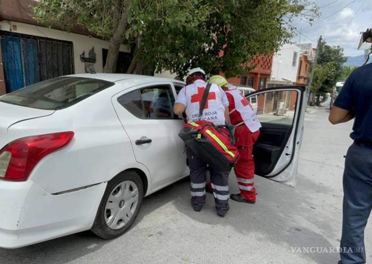 $!El Ford Fiesta descendió sin control sobre una calle en declive y golpeó al Sentra estacionado frente a él, provocando que se estrellara contra un árbol.