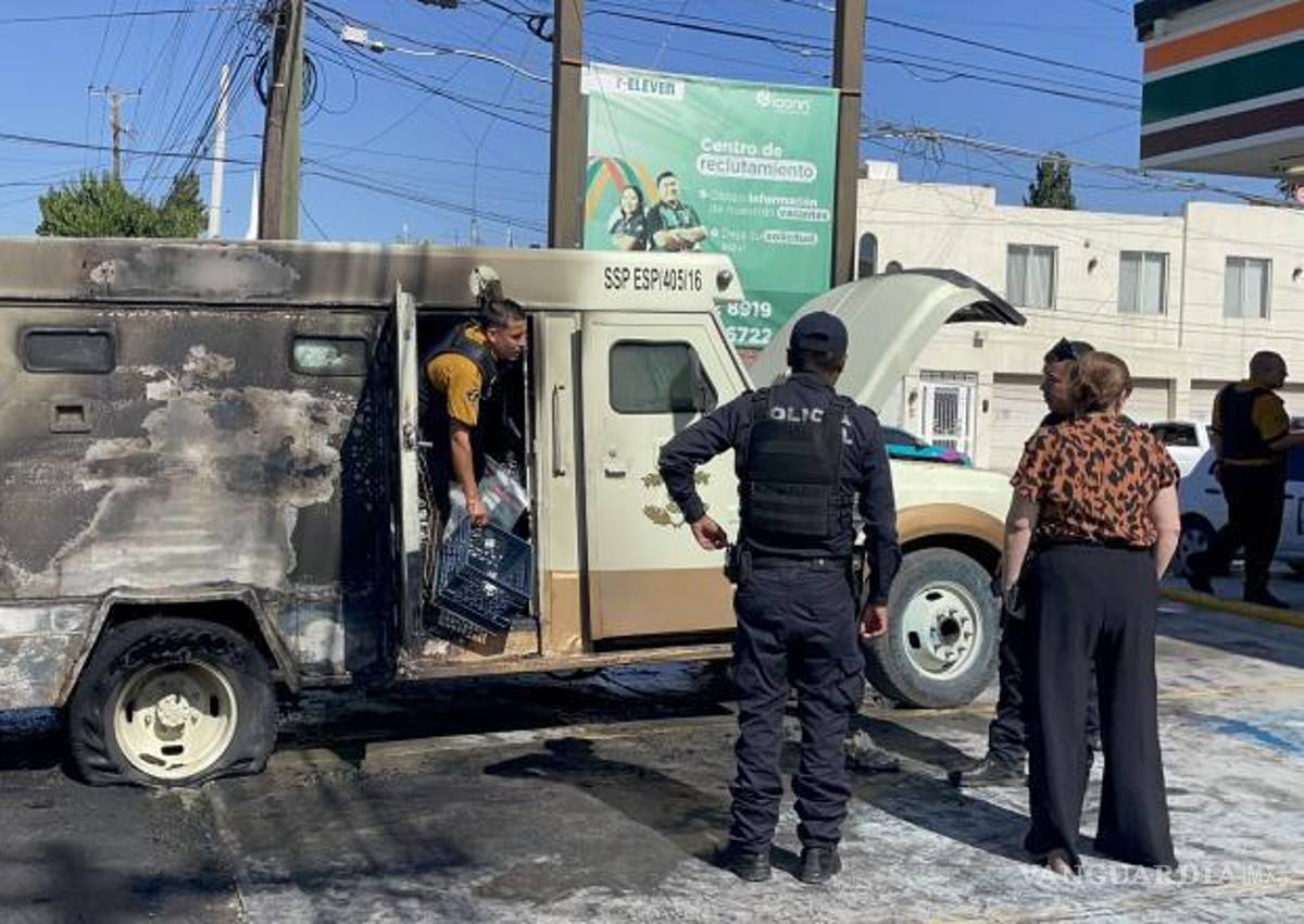 $!Las llamas consumieron rápidamente el camión de valores, mientras los trabajadores observaban cómo el dinero que transportaban se encontraba en riesgo.