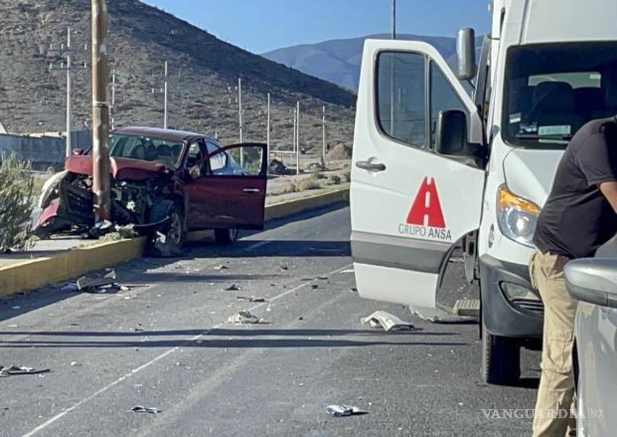 $!El Nissan impactado terminó sobre el camellón y contra un poste.