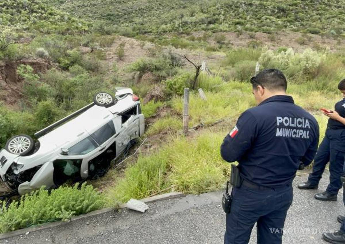 Resultan heridos funcionarios y esposa del alcalde de Ramos Arizpe tras accidente en carretera