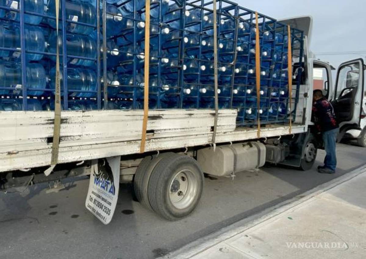 $!La parte trasera del camión de reparto resultó dañada tras el choque en Nazario Ortiz Garza.