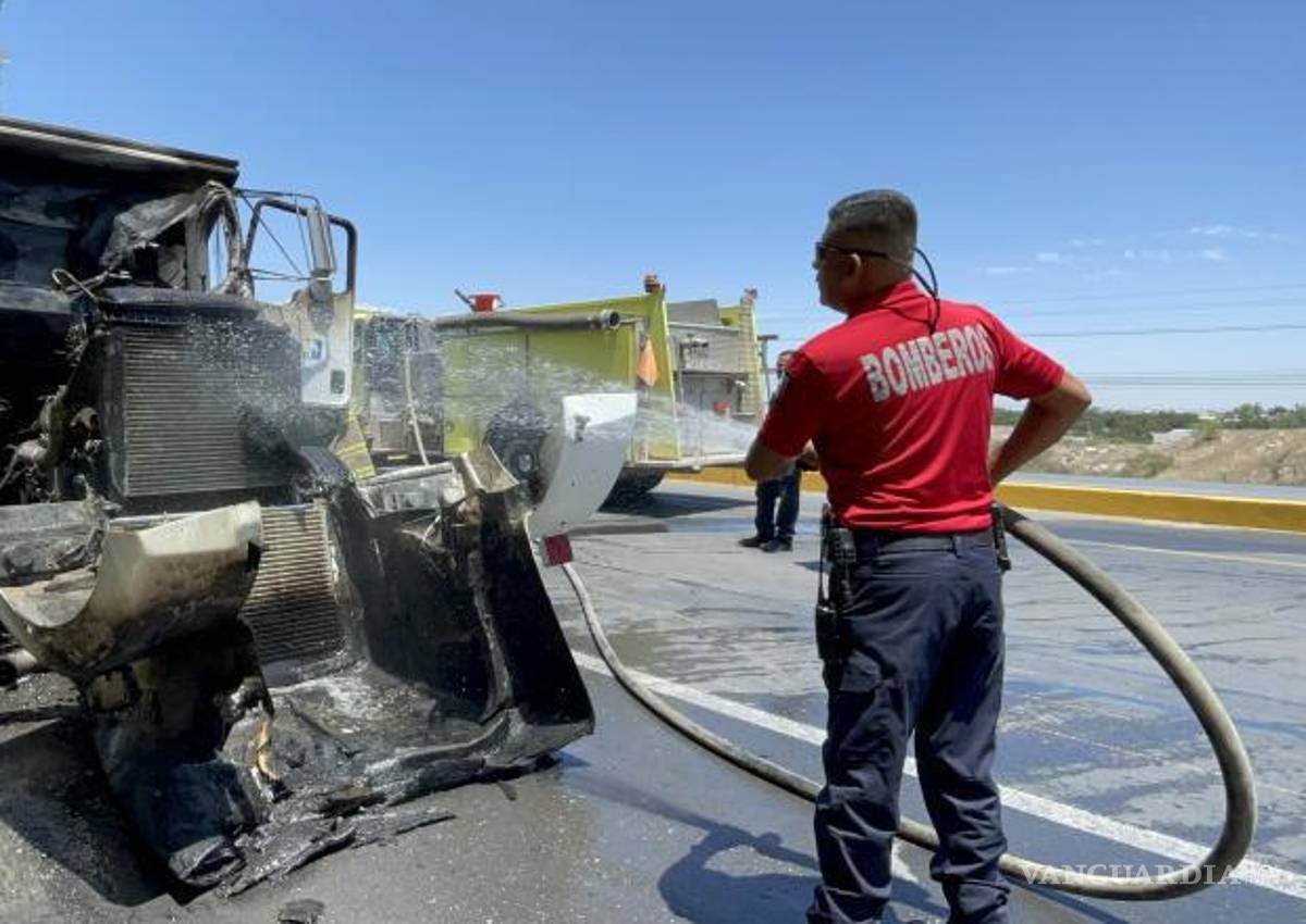 $!Bomberos de Arteaga lograron controlar el incendio sin que se reportaran personas lesionadas.