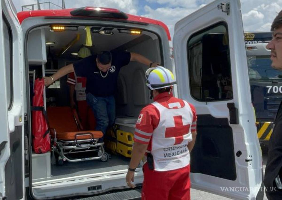 $!Elementos de la Cruz Roja valoraron al joven en el lugar del accidente antes de que decidiera esperar a la aseguradora para recibir atención médica y cubrir los daños.