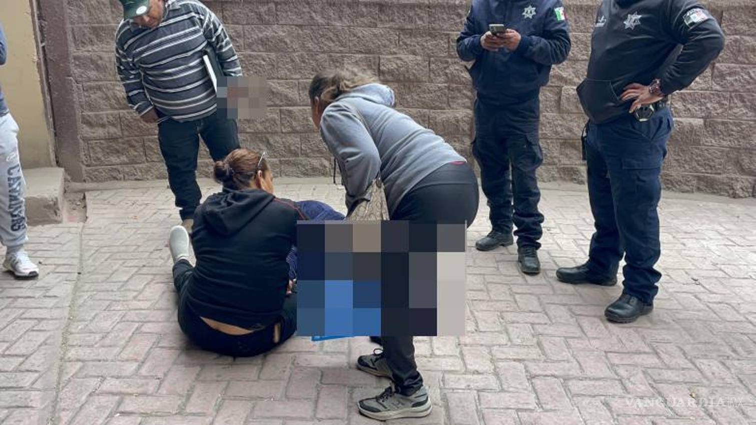 $!Elementos municipales estuvieron presentes en el lugar para resguardar la zona y apoyar en las maniobras de rescate de la mujer accidentada.