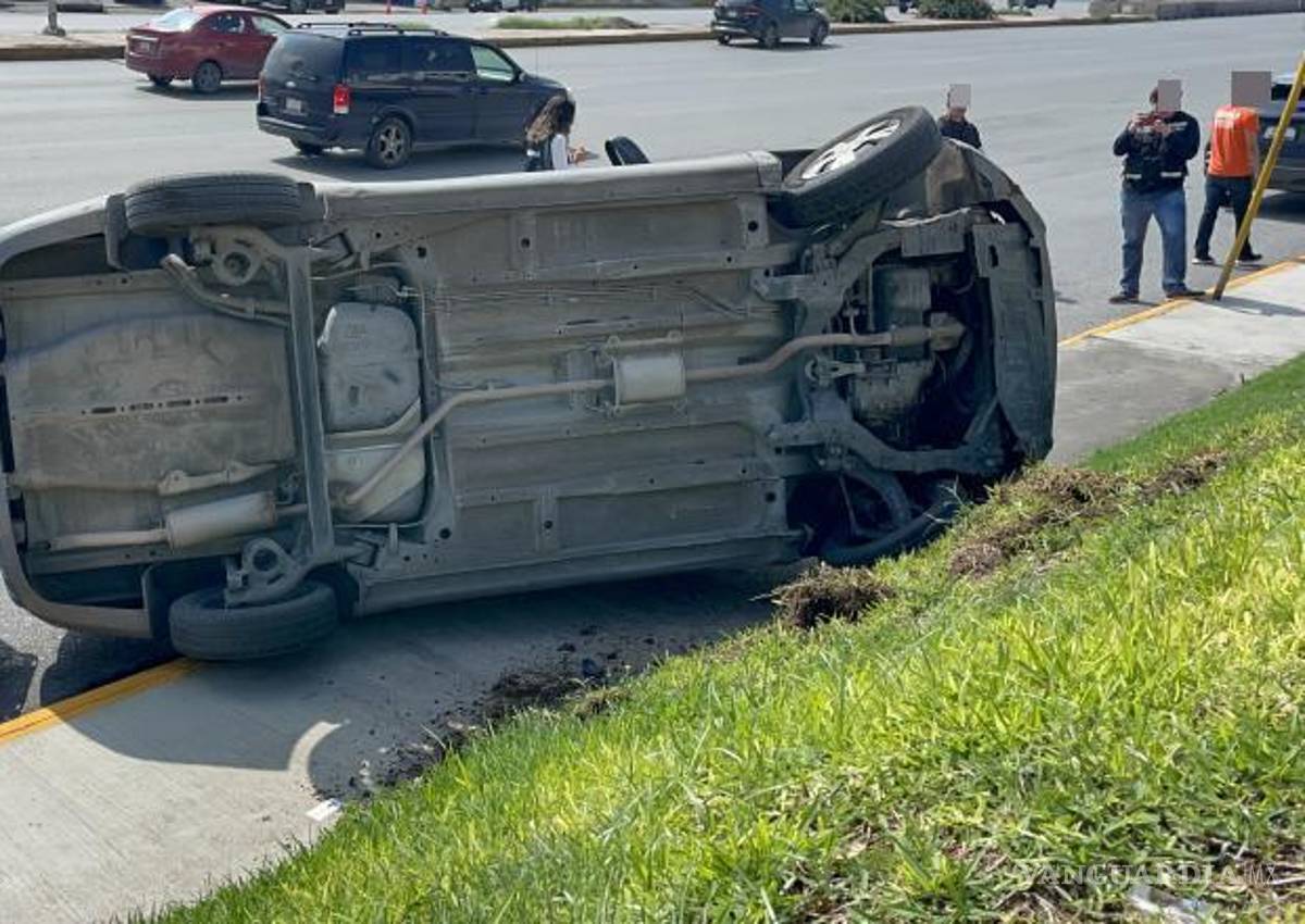 $!A pesar de lo aparatoso del accidente, el joven repartidor no presentó lesiones graves.