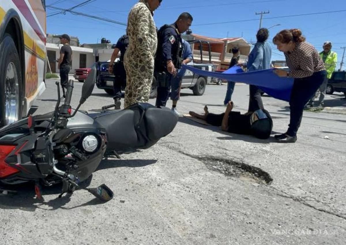 $!La motocicleta quedó atorada debajo de una de las llantas traseras del cumbiero, y al lado de un bache, tras el brusco giro del operador.