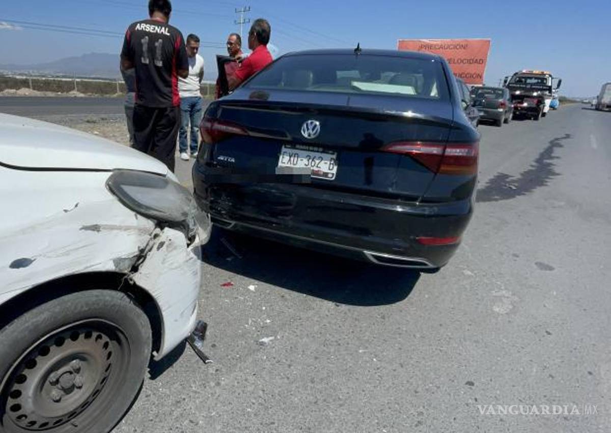$!El Nissan Versa de Taxi Seguridad impactó por detrás al Volkswagen Jetta.