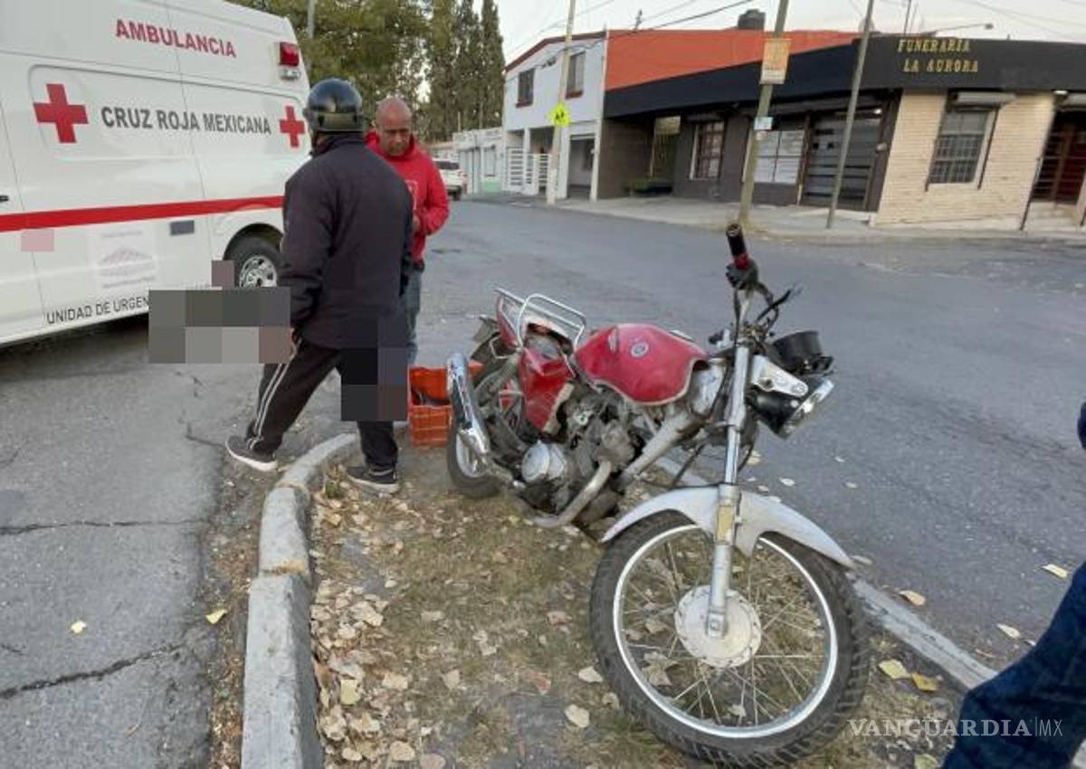 $!La motocicleta quedó dañada sobre la vialidad luego del accidente matutino.