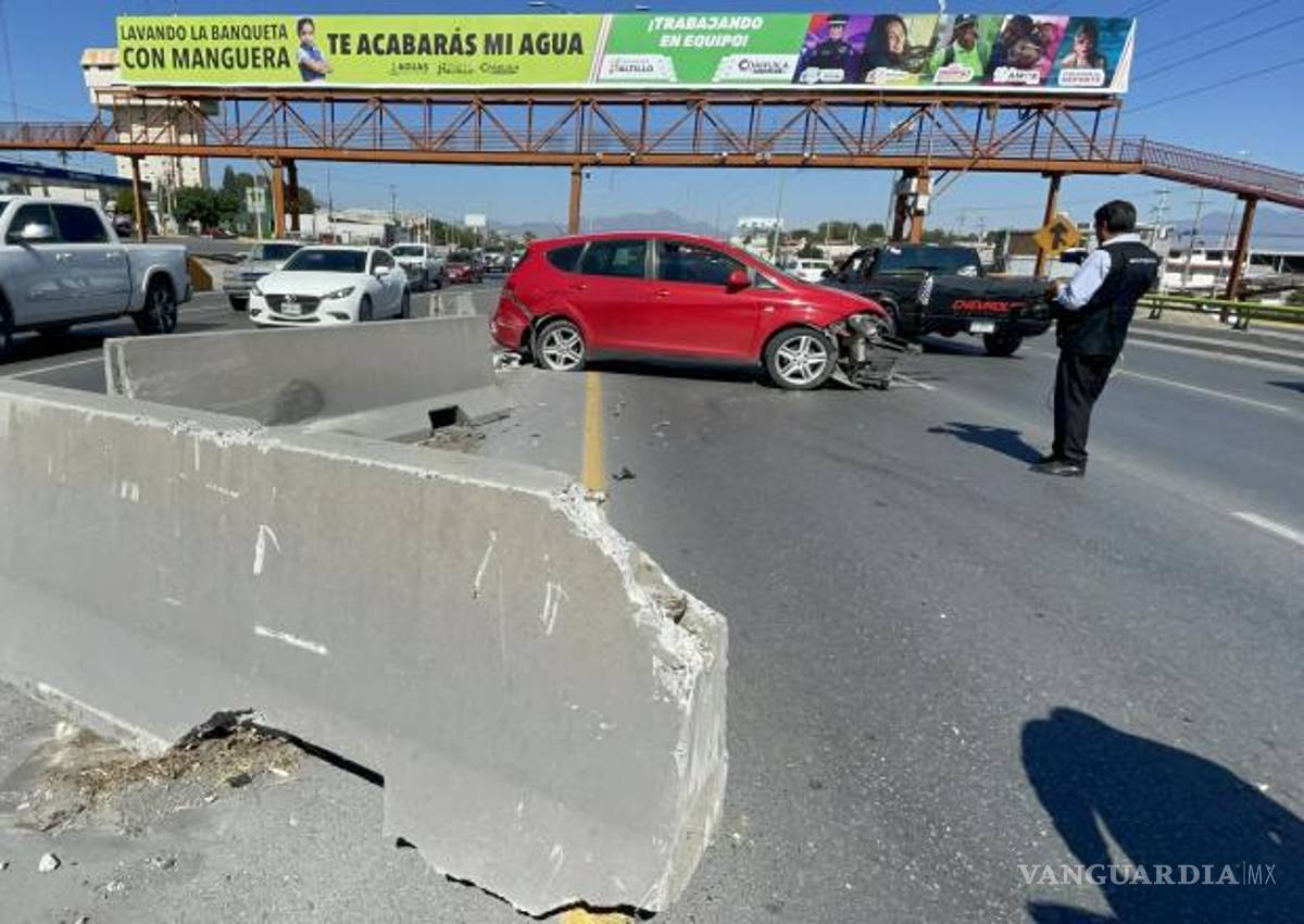 $!El accidente provocó tráfico lento mientras se realizaban las maniobras de retiro del vehículo y los muros.