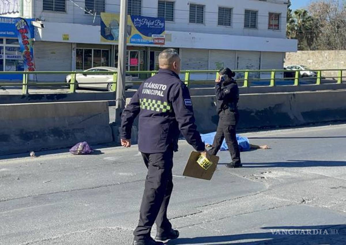 $!El cuerpo del peatón quedó tendido sobre los carriles del puente Luis Echeverría Álvarez tras el atropellamiento.