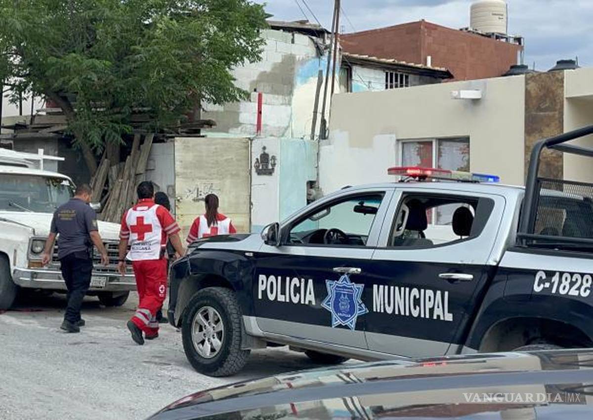 $!Paramédicos de la Cruz Roja acudieron al domicilio y confirmaron el fallecimiento del joven de 27 años.