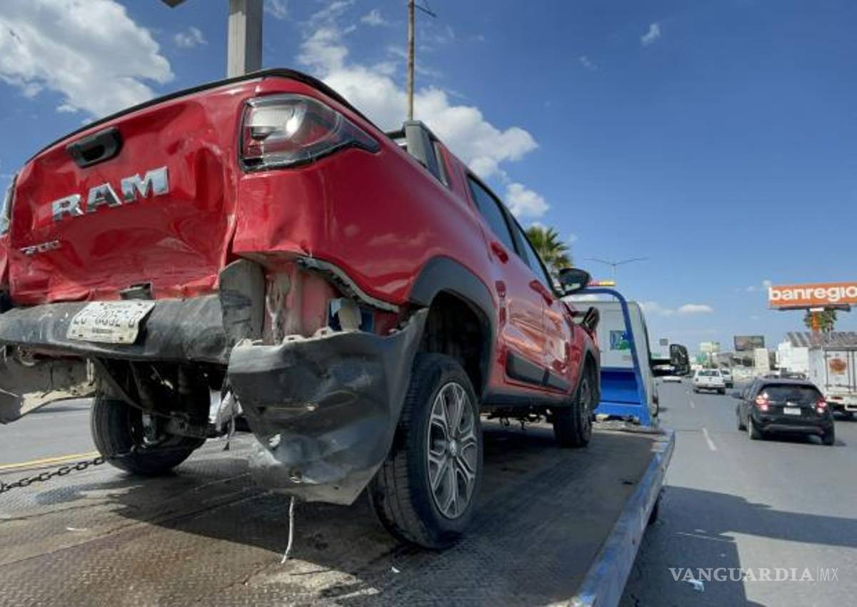 $!El choque por alcance se registró en el carril izquierdo del bulevar Venustiano Carranza, frente al paso a desnivel del bulevar Campanares, en la colonia Jardines Coloniales.