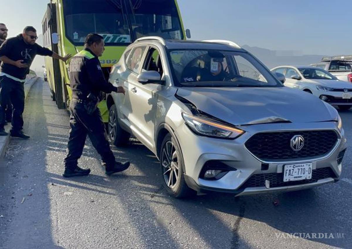 $!El camión de transporte escolar impactó a una camioneta y provocó una carambola sobre Nazario Ortiz.
