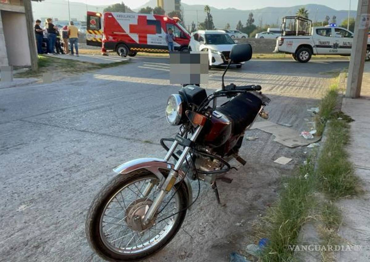 $!La motocicleta impactó la parte lateral de la camioneta en la ciclovía de Fundadores.