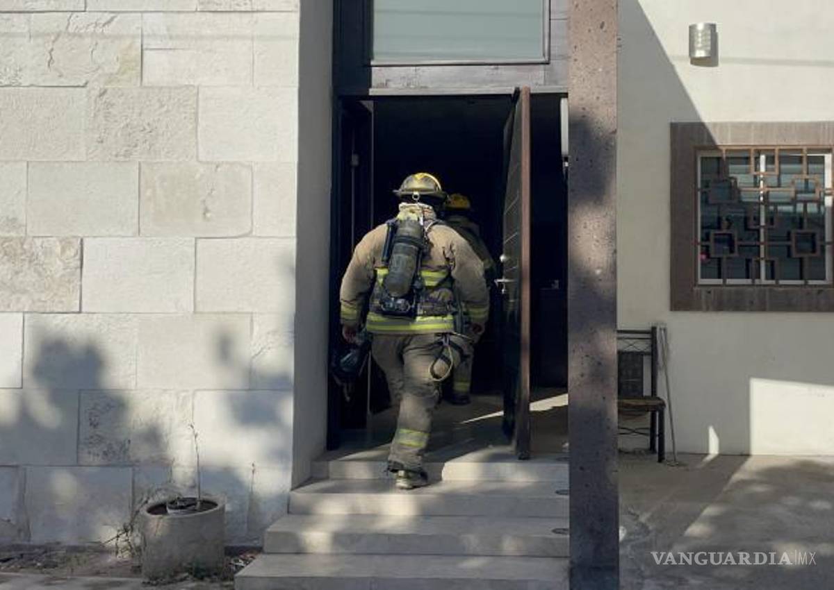 $!Bomberos acudieron al domicilio tras recibir el aviso de corto circuito.