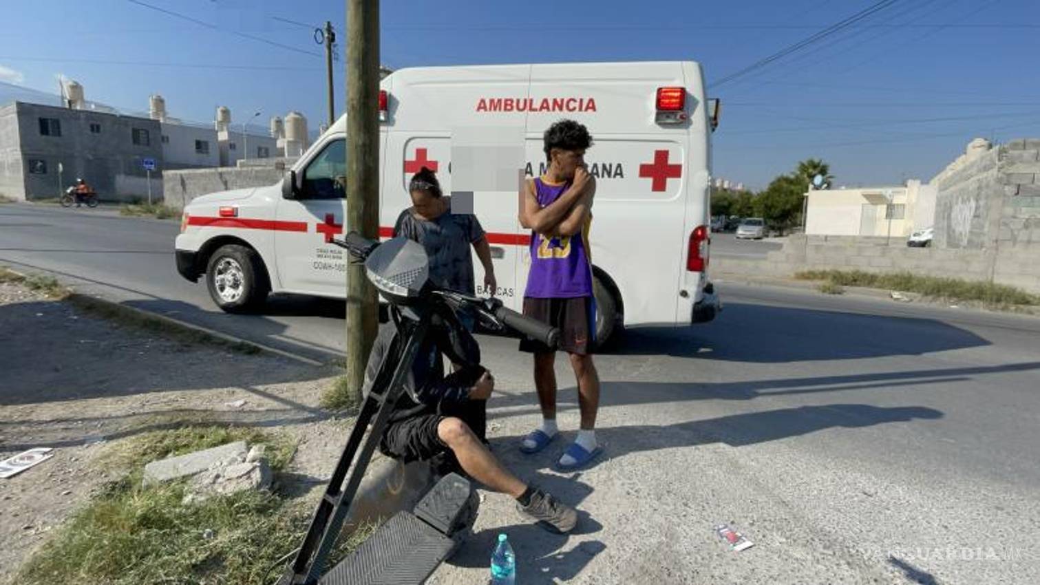 $!Marco Antonio ¨N¨, de 27 años, resultó lesionado tras impactarse con un automóvil en la colonia Loma Linda.