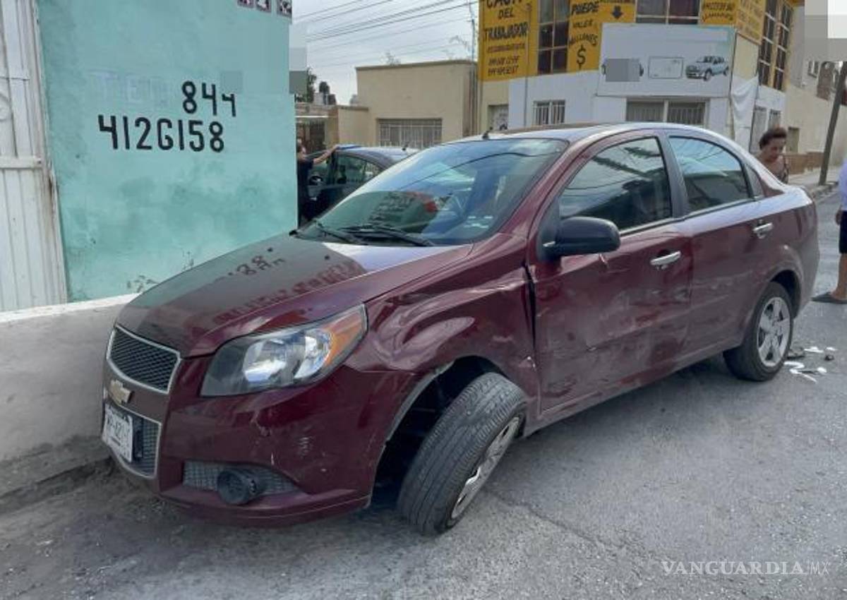 $!La conductora del Chevrolet Aveo no respetó el alto en el cruce, provocando daños materiales considerables.