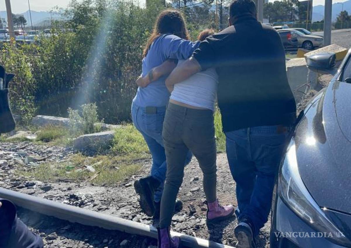 $!Policías y civiles lograron retirar a la mujer justo antes de que pasara el tren.