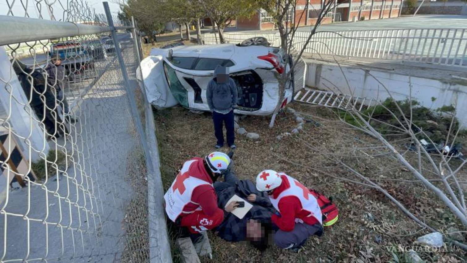 $!Paramédicos y elementos de Tránsito ingresaron al COBAC para brindar atención prehospitalaria y realizar el traslado del joven lesionado a un hospital.