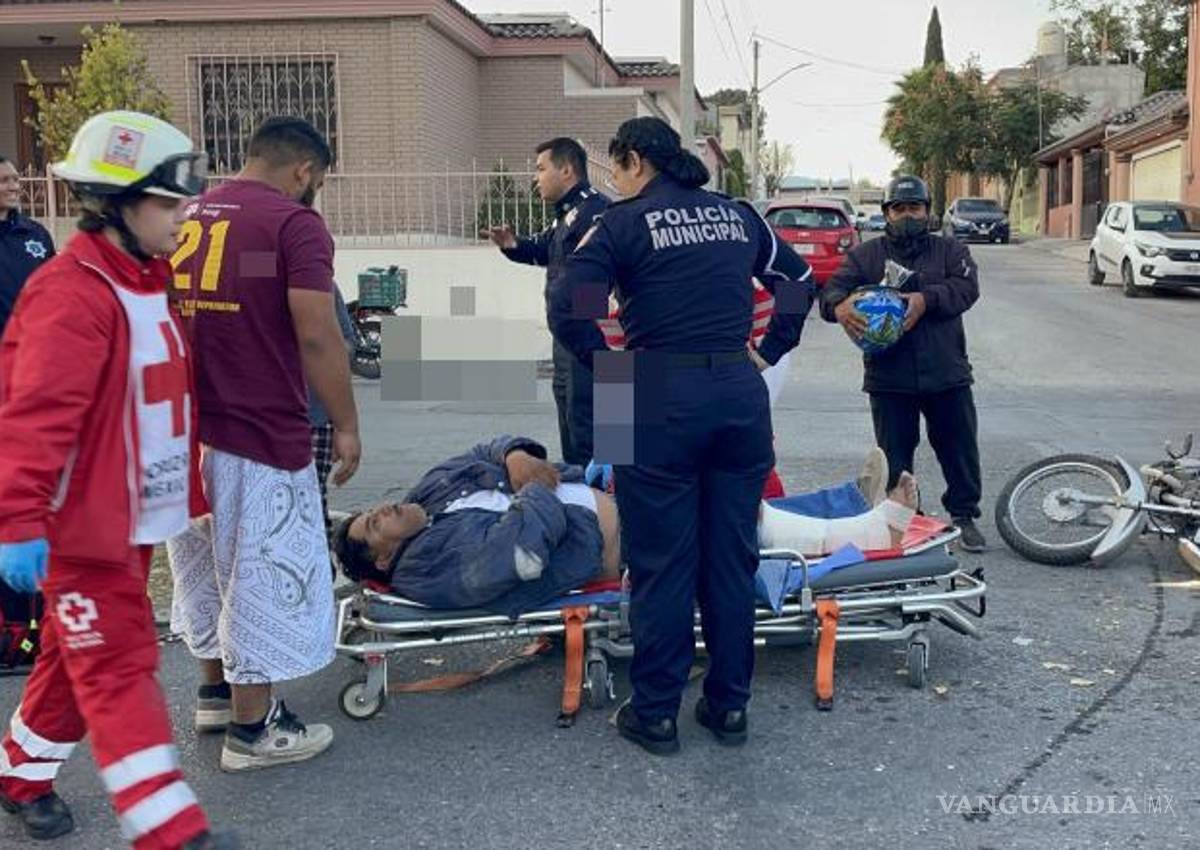 $!Paramédicos de Cruz Roja atiendieron al motociclista lesionado tras el impacto.