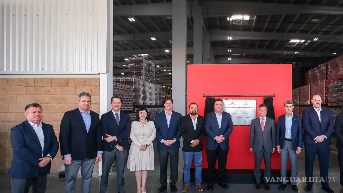 $!Directivos y autoridades acudieron a la inauguración de este centro de la embotelladora.