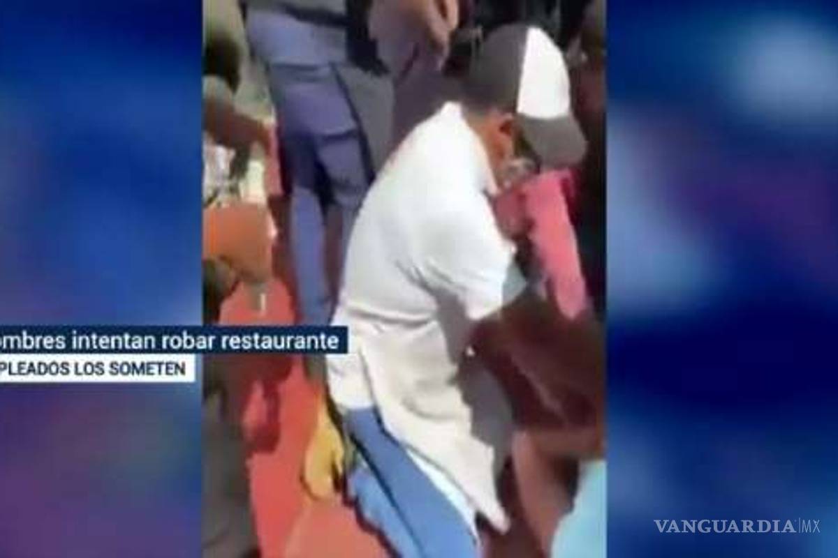 Intentan robar restaurante y empleados los someten a golpes (video)