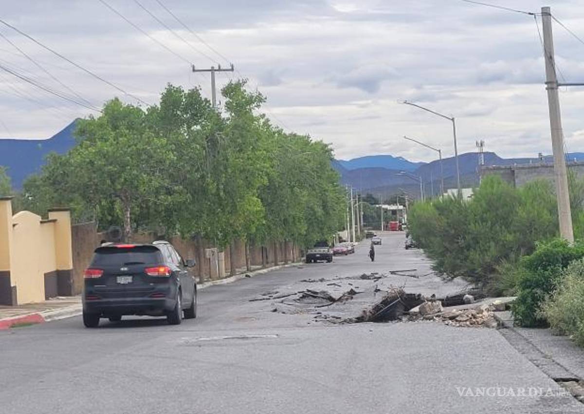 $!Automovilistas que transitan por colonias cercanas deben reducir la velocidad para evitar accidentes en la zona afectada.