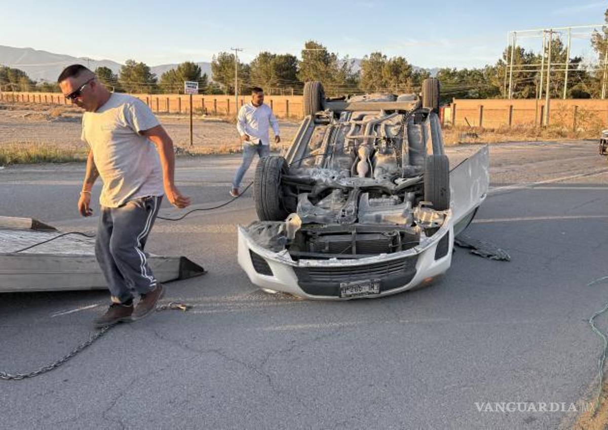$!El vehículo terminó volcado con las llantas hacia arriba sobre el bulevar Eulalio Gutiérrez.