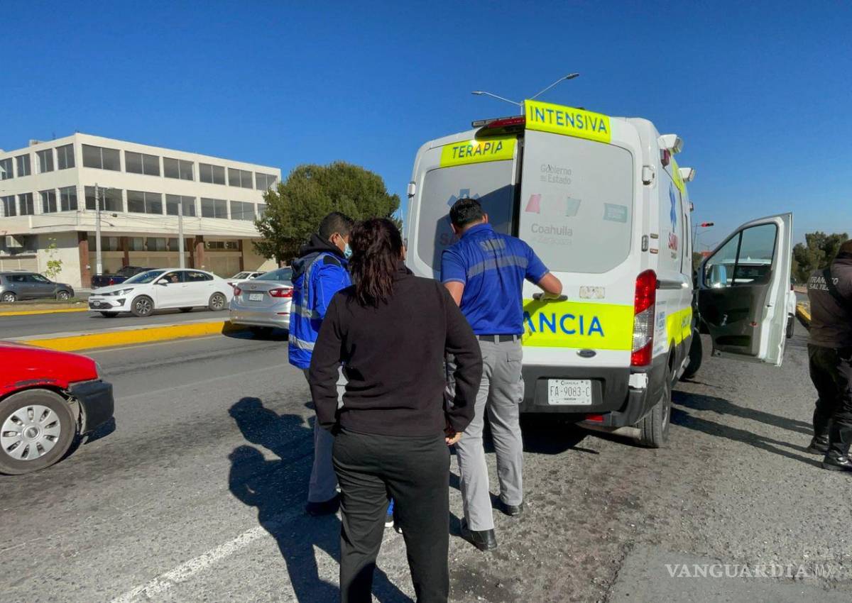 $!Paramédicos de la Secretaría de Salud atendieron a la menor en el bulevar Antonio Cárdenas.