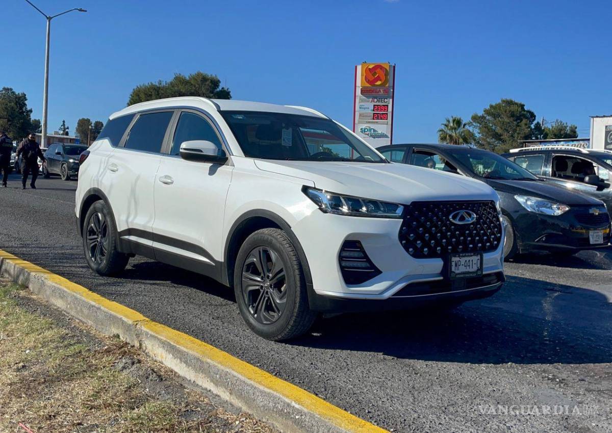 $!La camioneta involucrada presentó daños en el retrovisor izquierdo.