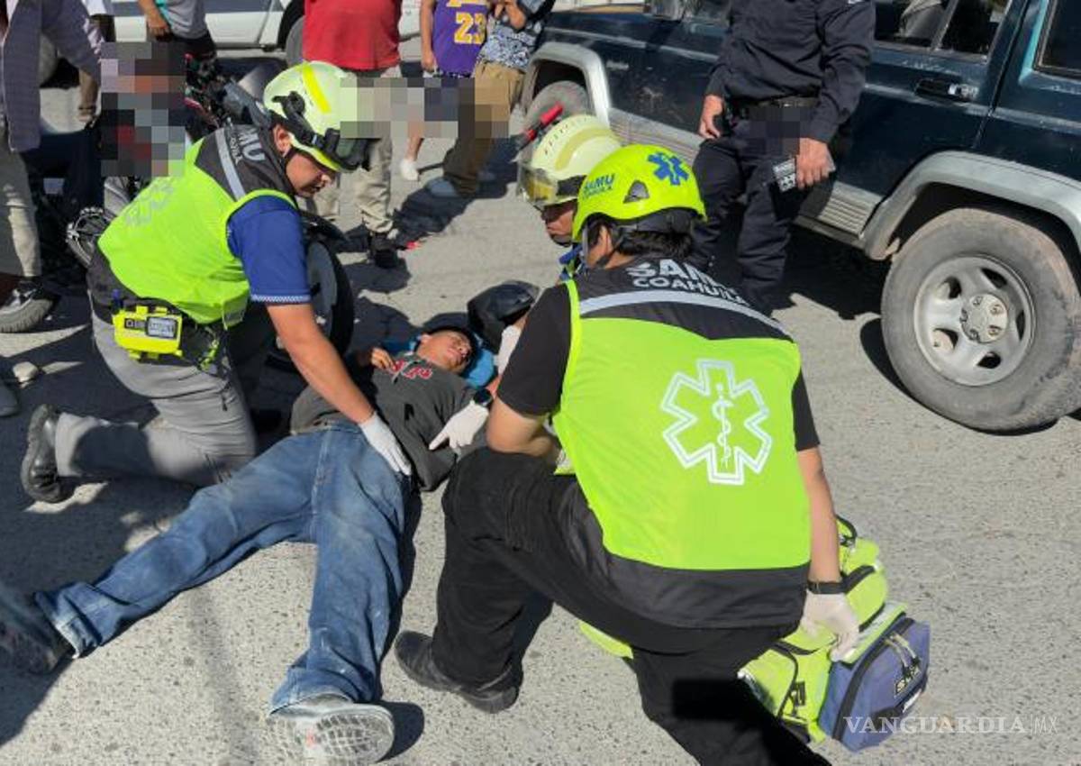 $!José Juan ¨N¨, de 24 años, fue atendido por paramédicos tras caer al pavimento.